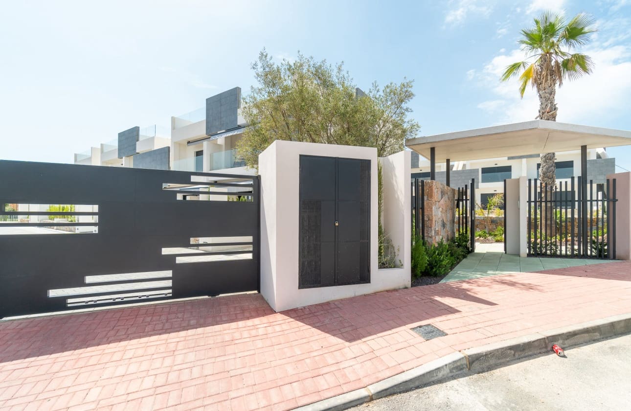 3 makuuhuone Bungalow myytävänä paikassa Torrevieja mukana uima-altaan - 300 000 € (Ref: 9693159)