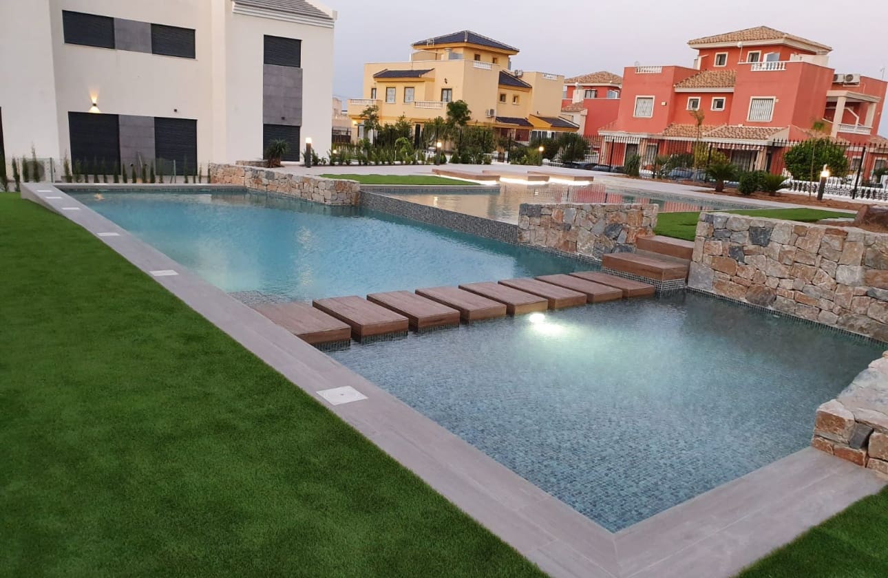 3 makuuhuone Bungalow myytävänä paikassa Torrevieja mukana uima-altaan - 300 000 € (Ref: 9693159)