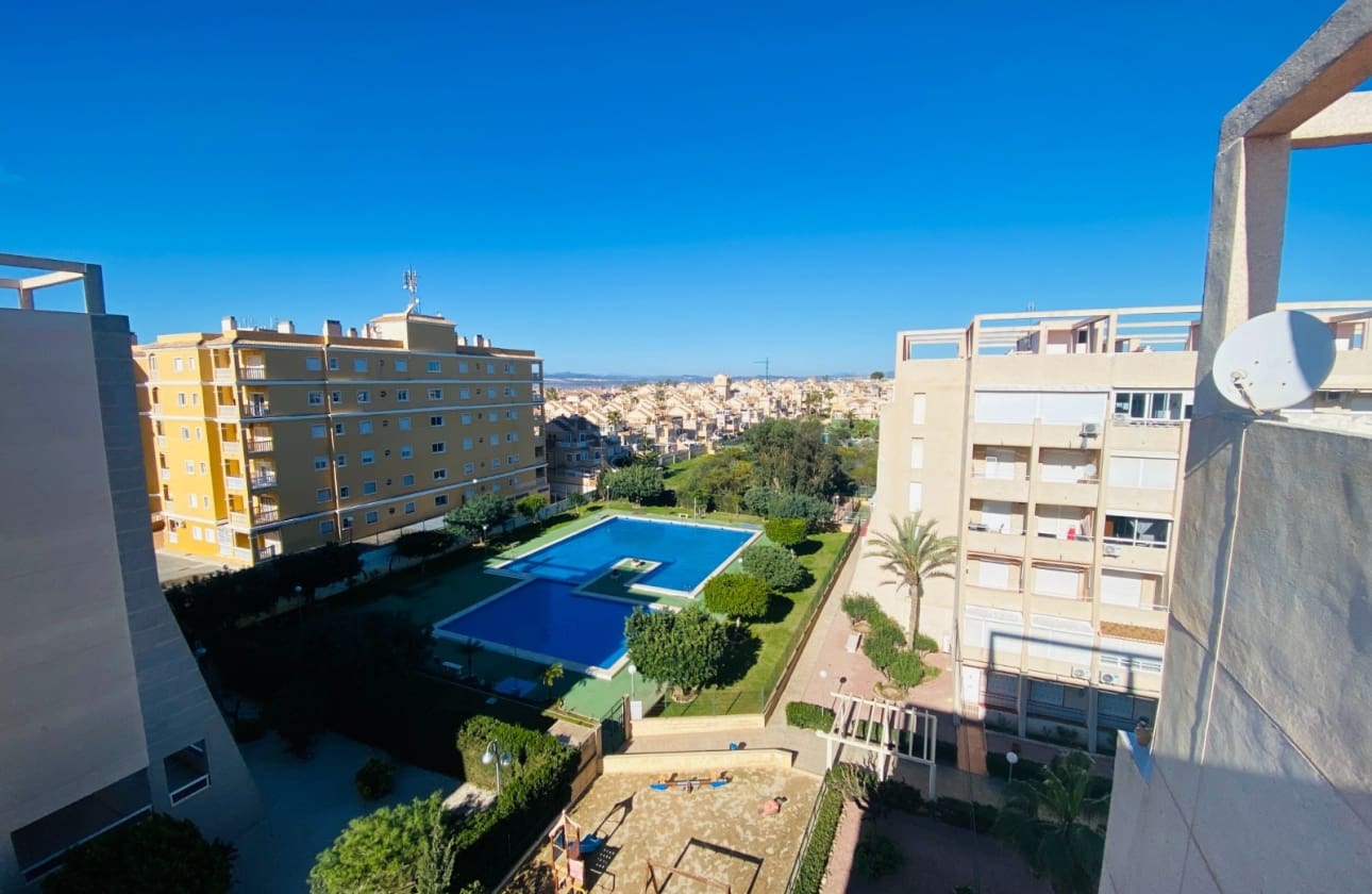2 slaapkamer Strandappartement te koop in Torrevieja met zwembad - € 169.900 (Ref: 9693226)