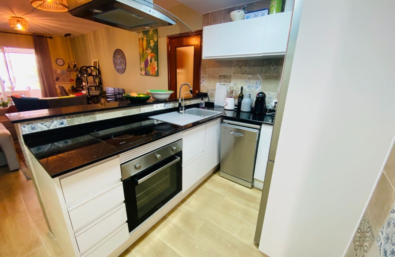 2 slaapkamer Strandappartement te koop in Torrevieja met zwembad - € 169.900 (Ref: 9693226)