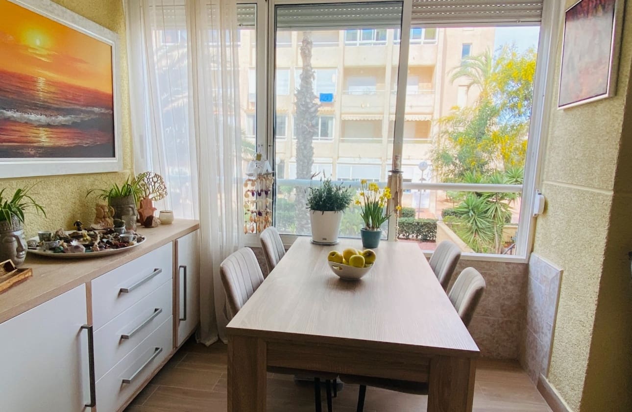2 slaapkamer Strandappartement te koop in Torrevieja met zwembad - € 169.900 (Ref: 9693226)
