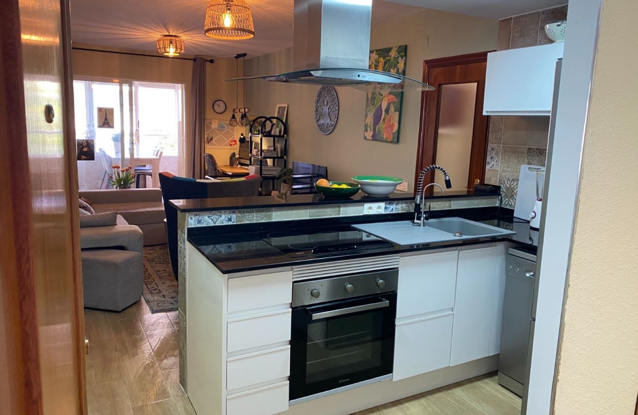 2 slaapkamer Strandappartement te koop in Torrevieja met zwembad - € 169.900 (Ref: 9693226)