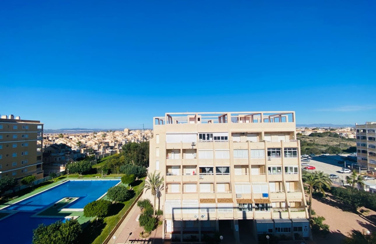 2 slaapkamer Strandappartement te koop in Torrevieja met zwembad - € 169.900 (Ref: 9693226)
