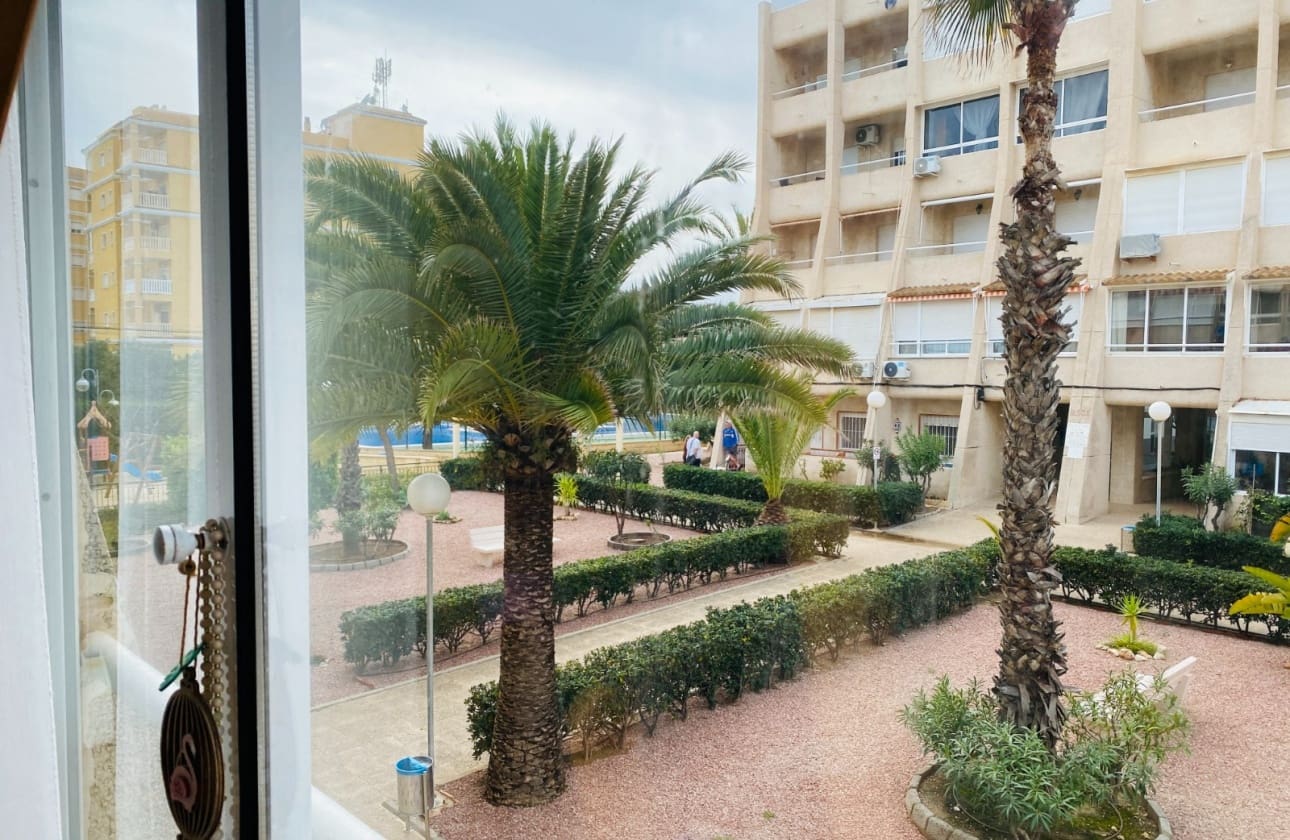 2 slaapkamer Strandappartement te koop in Torrevieja met zwembad - € 169.900 (Ref: 9693226)