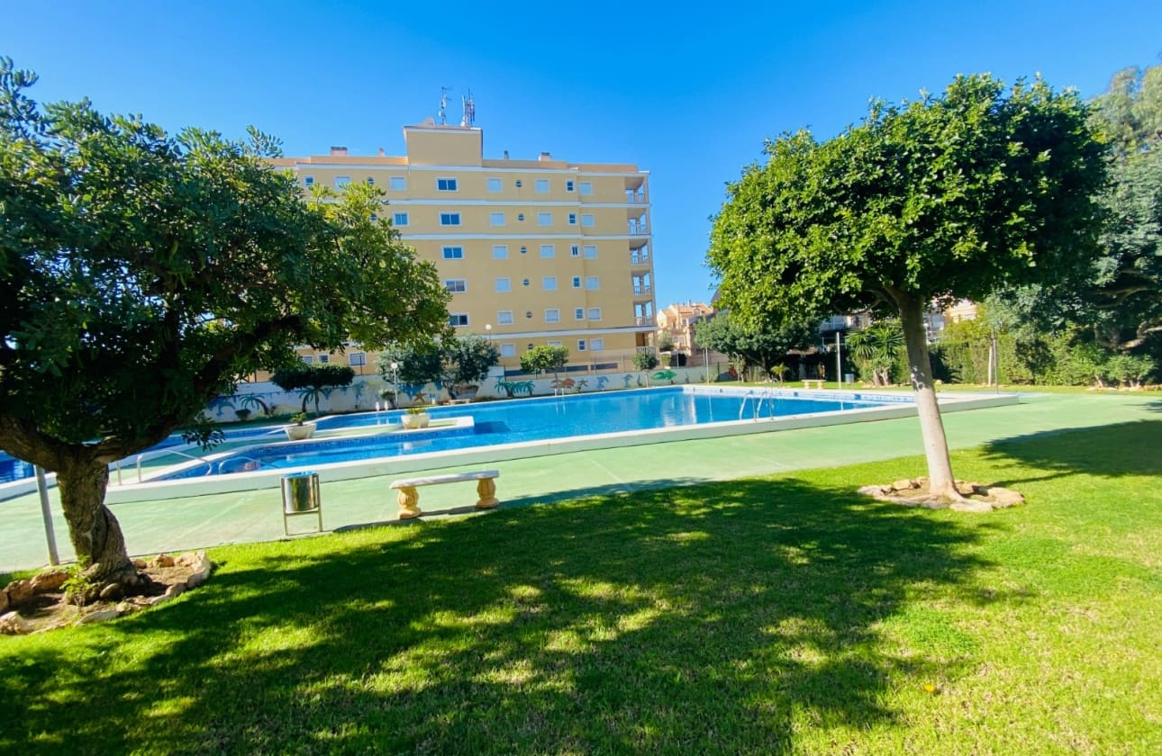2 slaapkamer Strandappartement te koop in Torrevieja met zwembad - € 169.900 (Ref: 9693226)