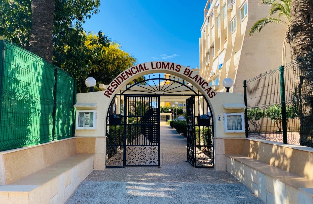 2 slaapkamer Strandappartement te koop in Torrevieja met zwembad - € 169.900 (Ref: 9693226)