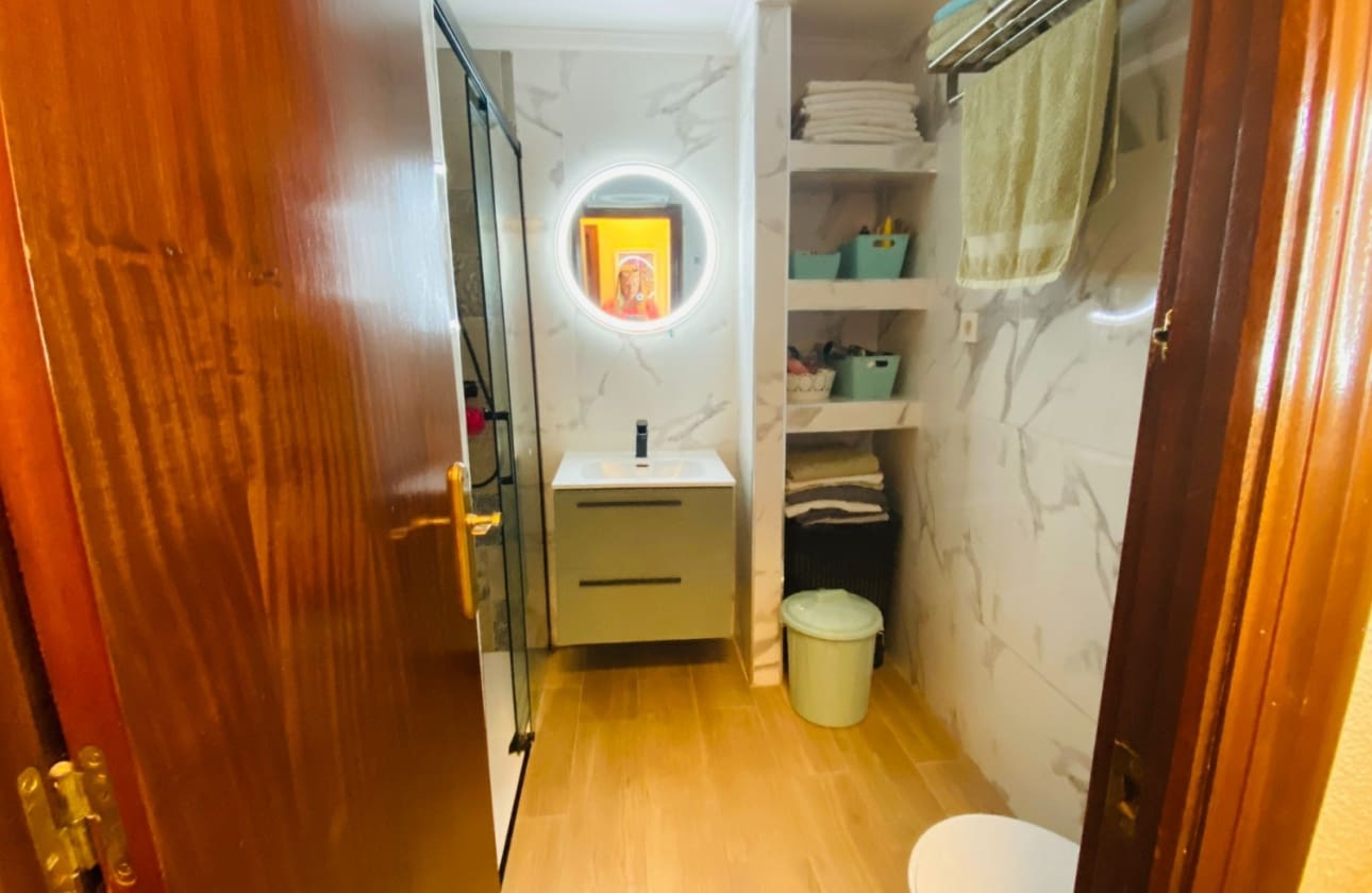 2 slaapkamer Strandappartement te koop in Torrevieja met zwembad - € 169.900 (Ref: 9693226)