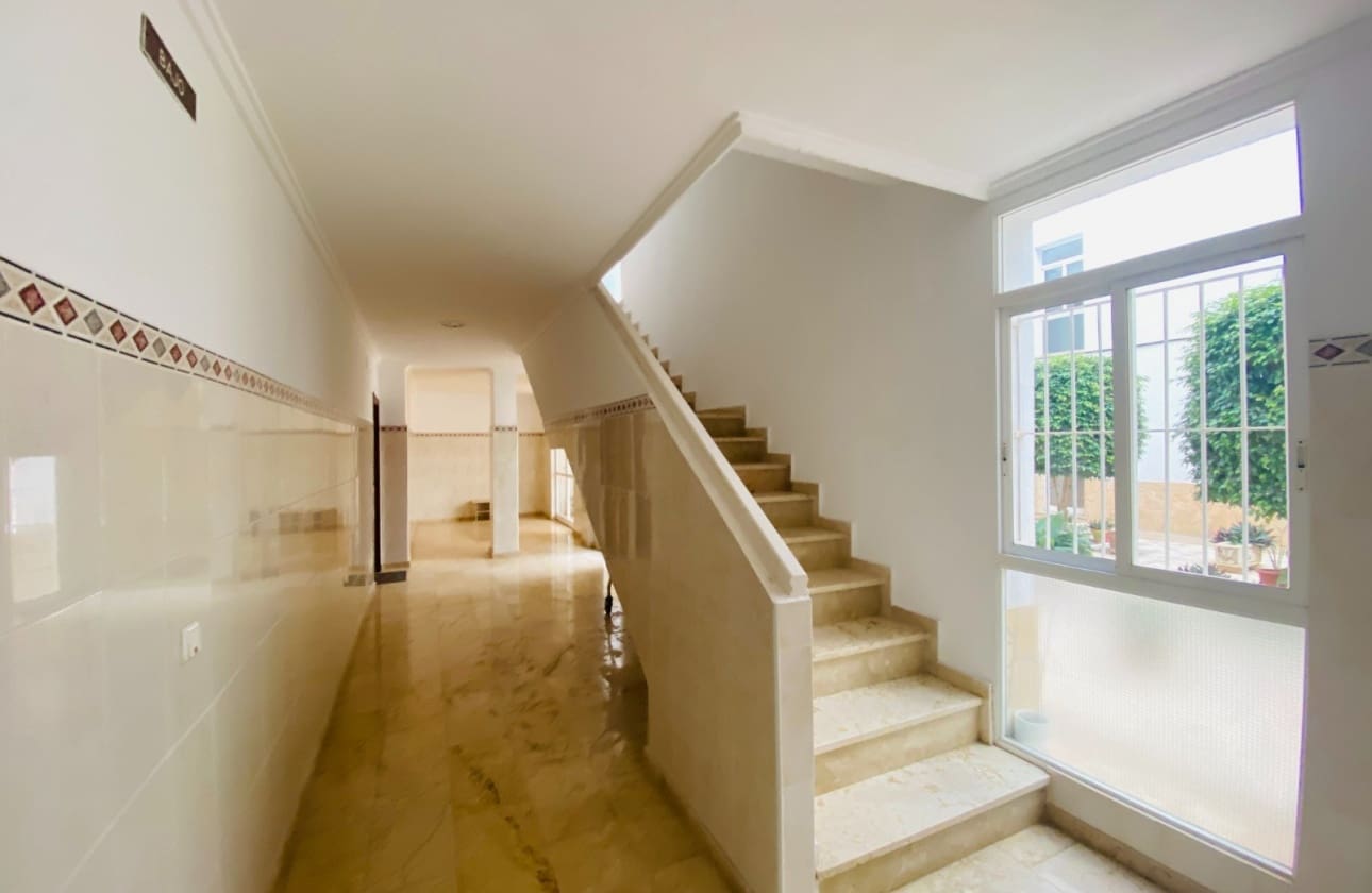 2 slaapkamer Strandappartement te koop in Torrevieja met zwembad - € 169.900 (Ref: 9693226)