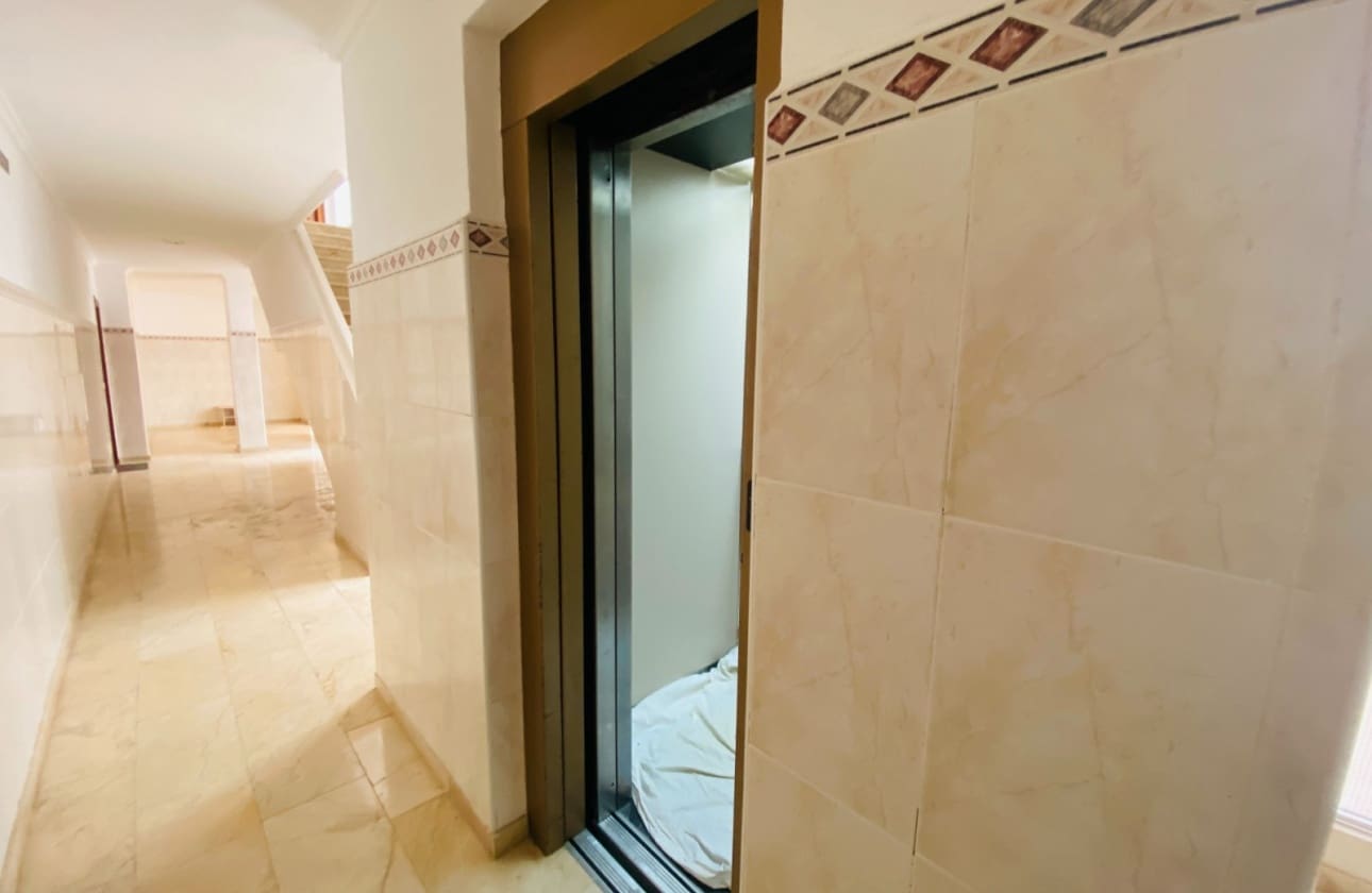 2 slaapkamer Strandappartement te koop in Torrevieja met zwembad - € 169.900 (Ref: 9693226)