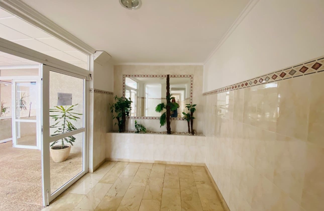 2 slaapkamer Strandappartement te koop in Torrevieja met zwembad - € 169.900 (Ref: 9693226)