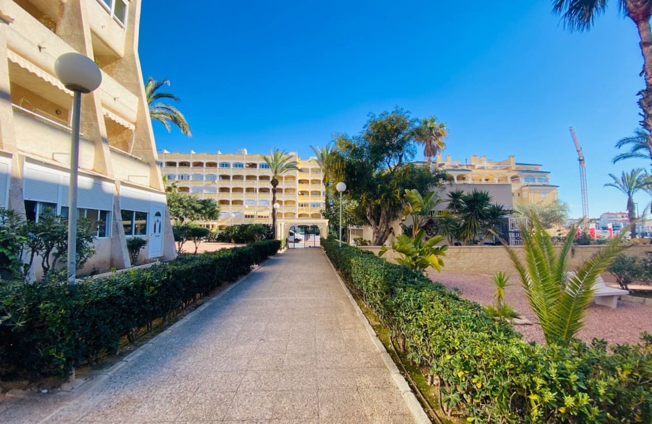 2 slaapkamer Strandappartement te koop in Torrevieja met zwembad - € 169.900 (Ref: 9693226)