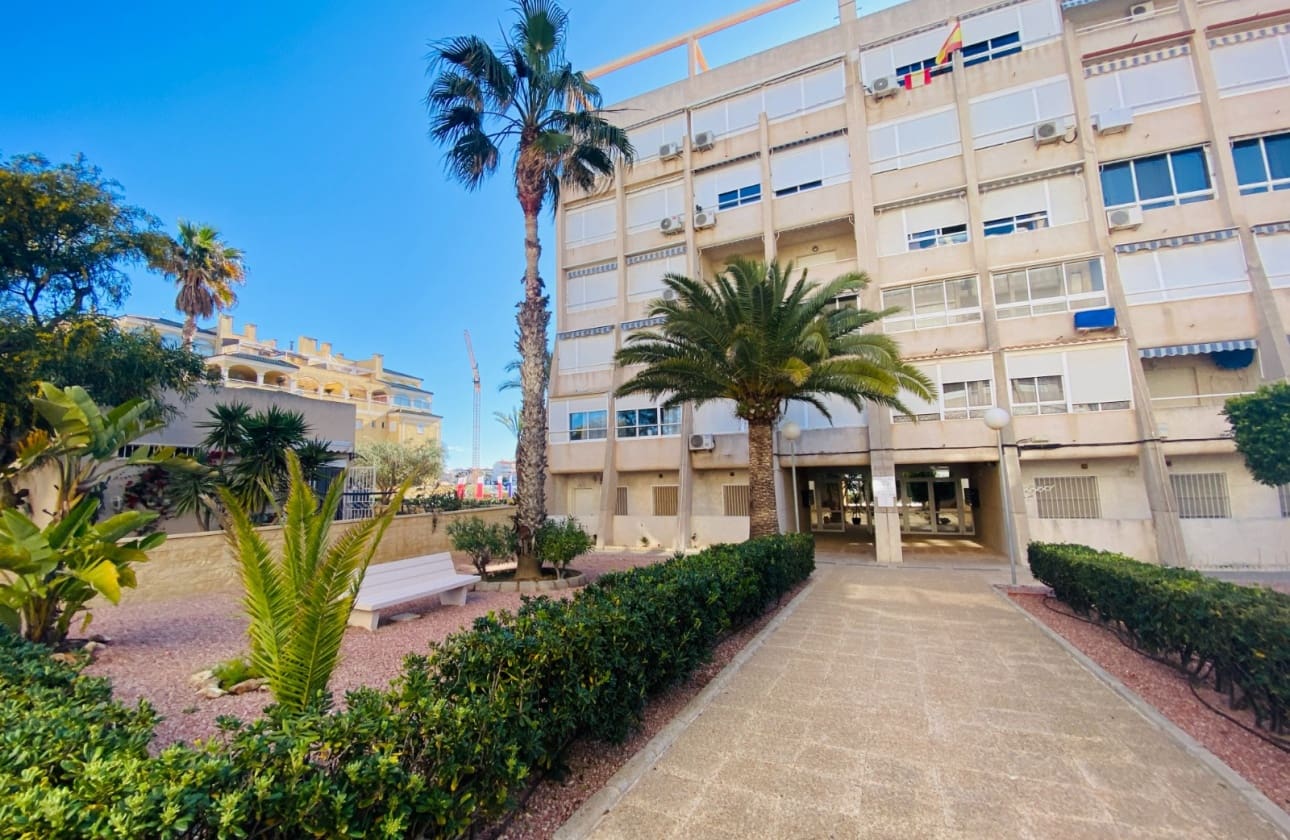 2 slaapkamer Strandappartement te koop in Torrevieja met zwembad - € 169.900 (Ref: 9693226)