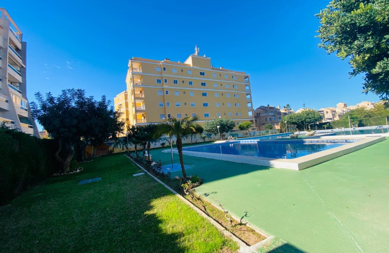 2 slaapkamer Strandappartement te koop in Torrevieja met zwembad - € 169.900 (Ref: 9693226)