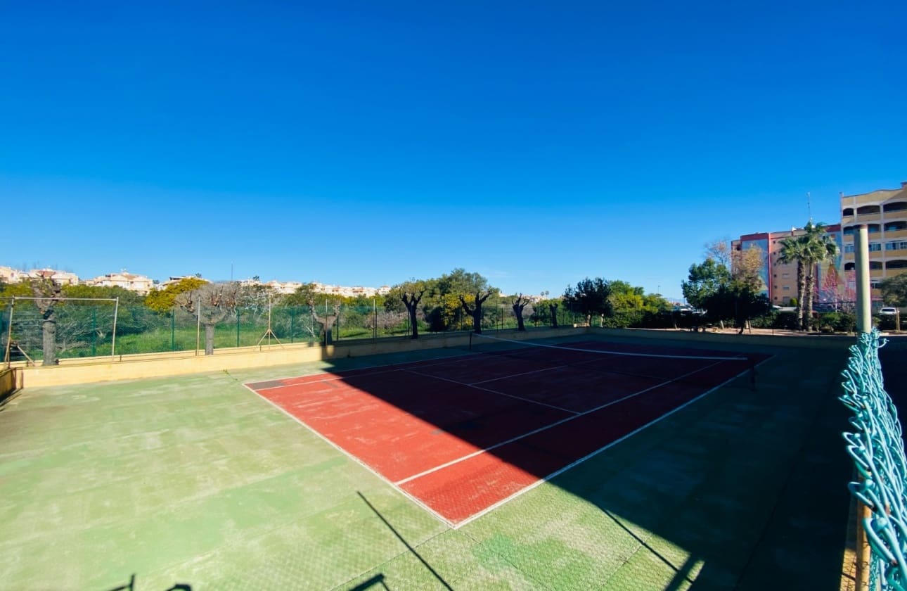 2 slaapkamer Strandappartement te koop in Torrevieja met zwembad - € 169.900 (Ref: 9693226)