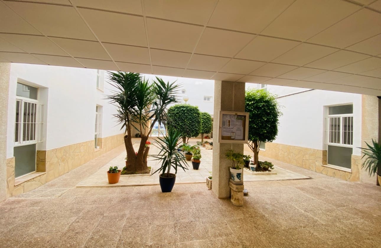 2 slaapkamer Strandappartement te koop in Torrevieja met zwembad - € 169.900 (Ref: 9693226)