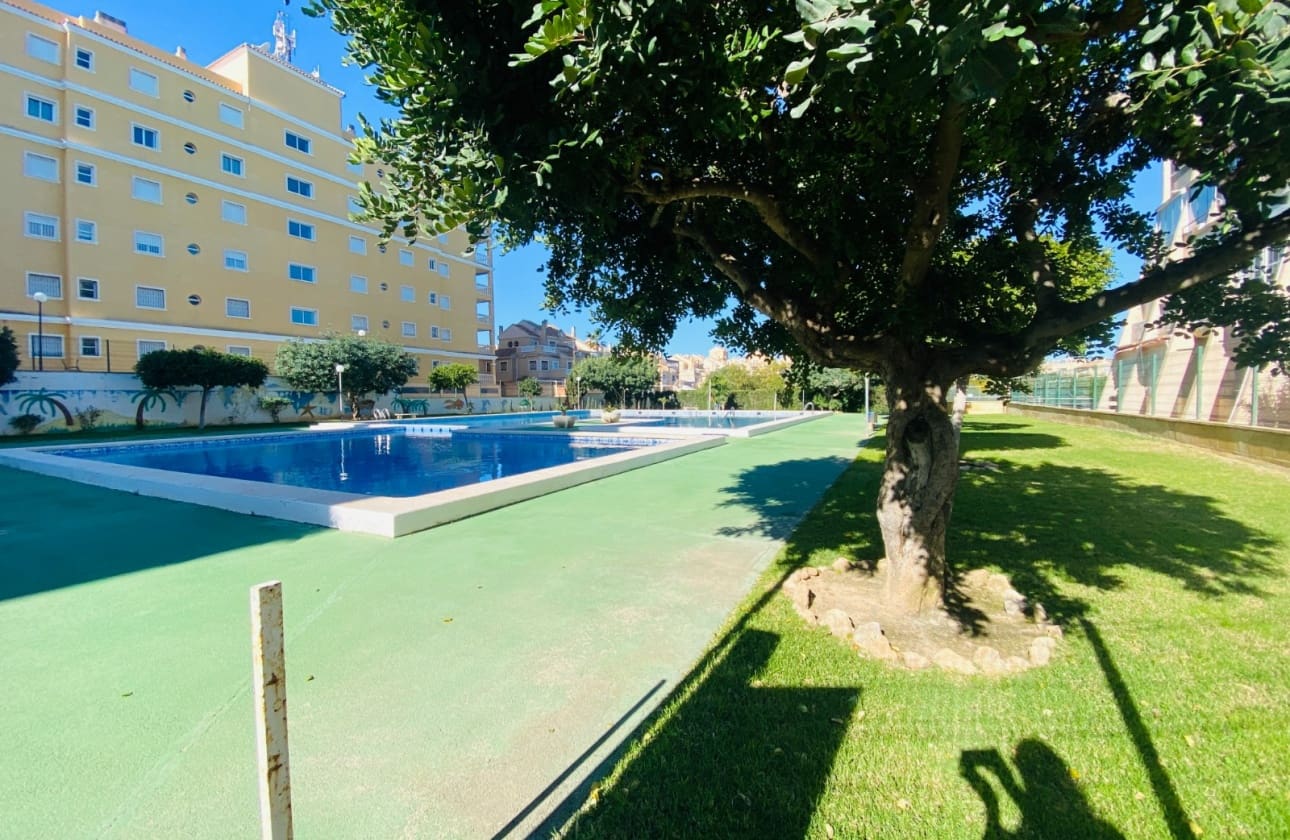 2 slaapkamer Strandappartement te koop in Torrevieja met zwembad - € 169.900 (Ref: 9693226)