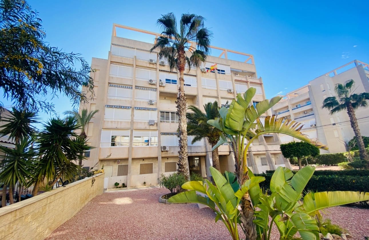 2 slaapkamer Strandappartement te koop in Torrevieja met zwembad - € 169.900 (Ref: 9693226)