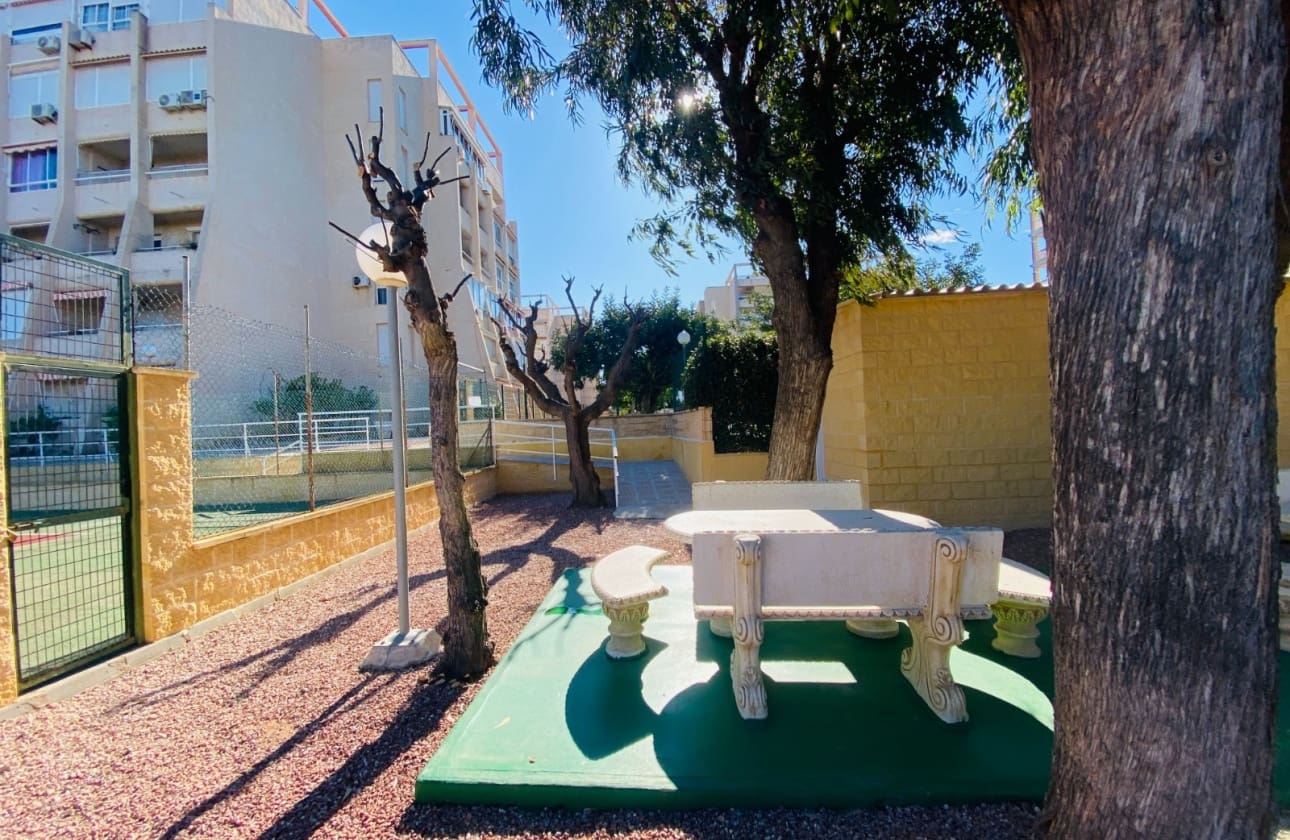 2 slaapkamer Strandappartement te koop in Torrevieja met zwembad - € 169.900 (Ref: 9693226)