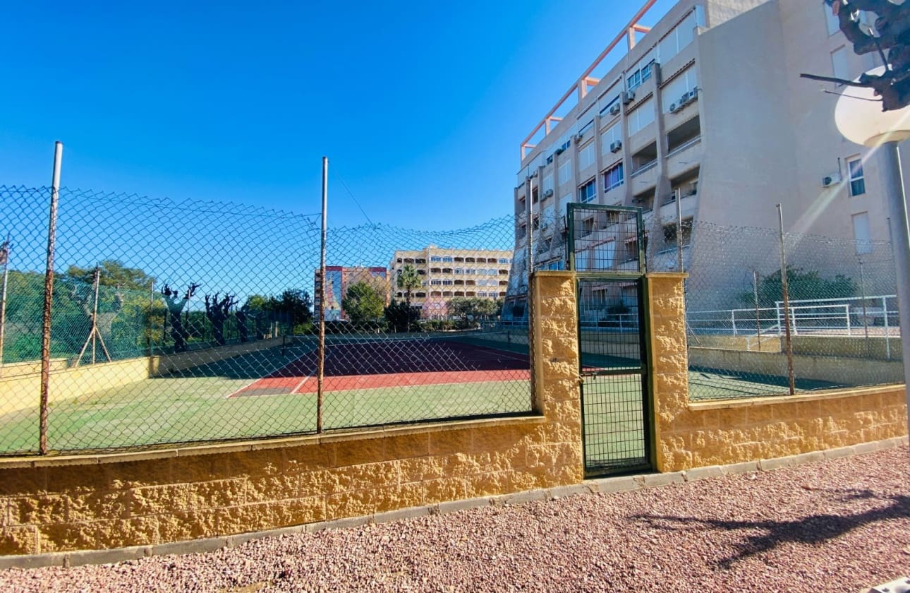 2 slaapkamer Strandappartement te koop in Torrevieja met zwembad - € 169.900 (Ref: 9693226)