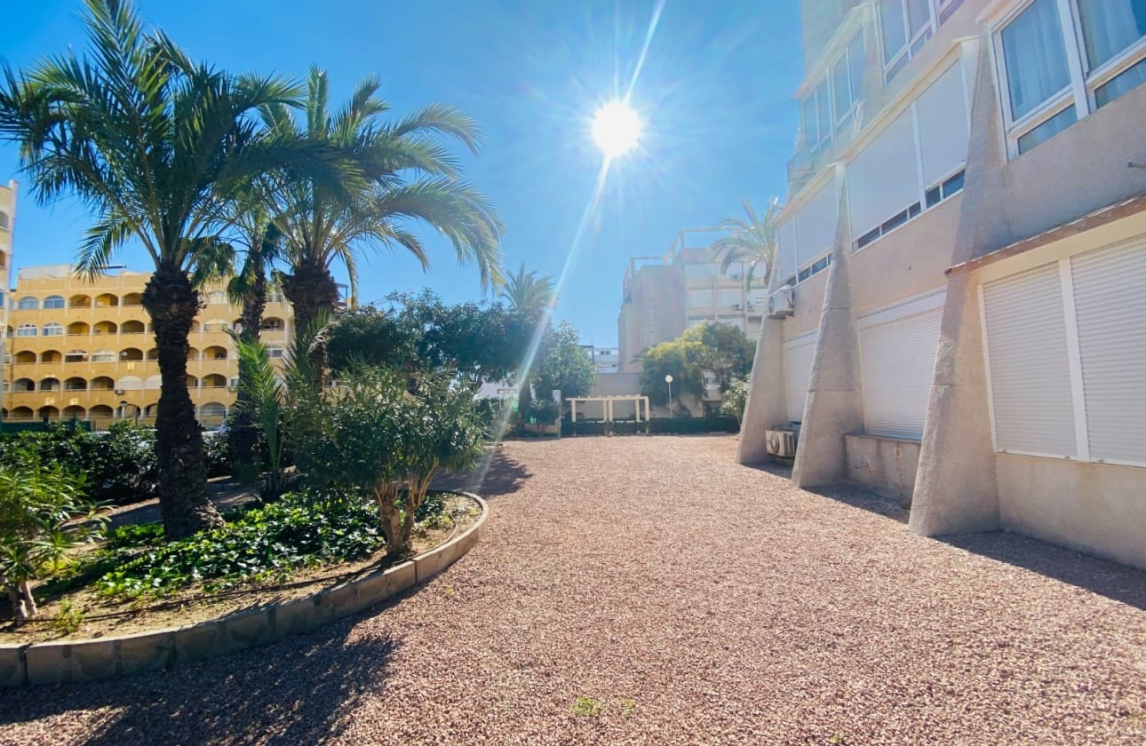 2 slaapkamer Strandappartement te koop in Torrevieja met zwembad - € 169.900 (Ref: 9693226)
