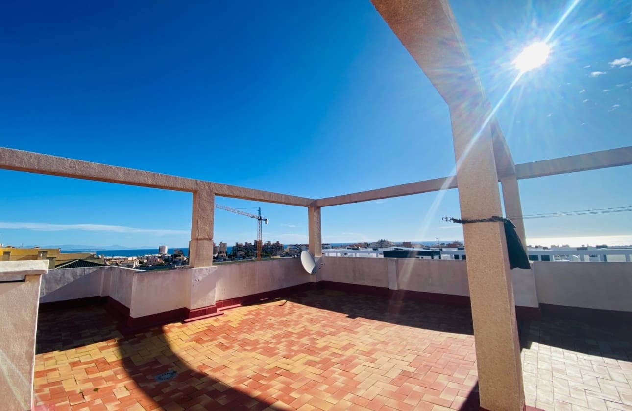 2 slaapkamer Strandappartement te koop in Torrevieja met zwembad - € 169.900 (Ref: 9693226)