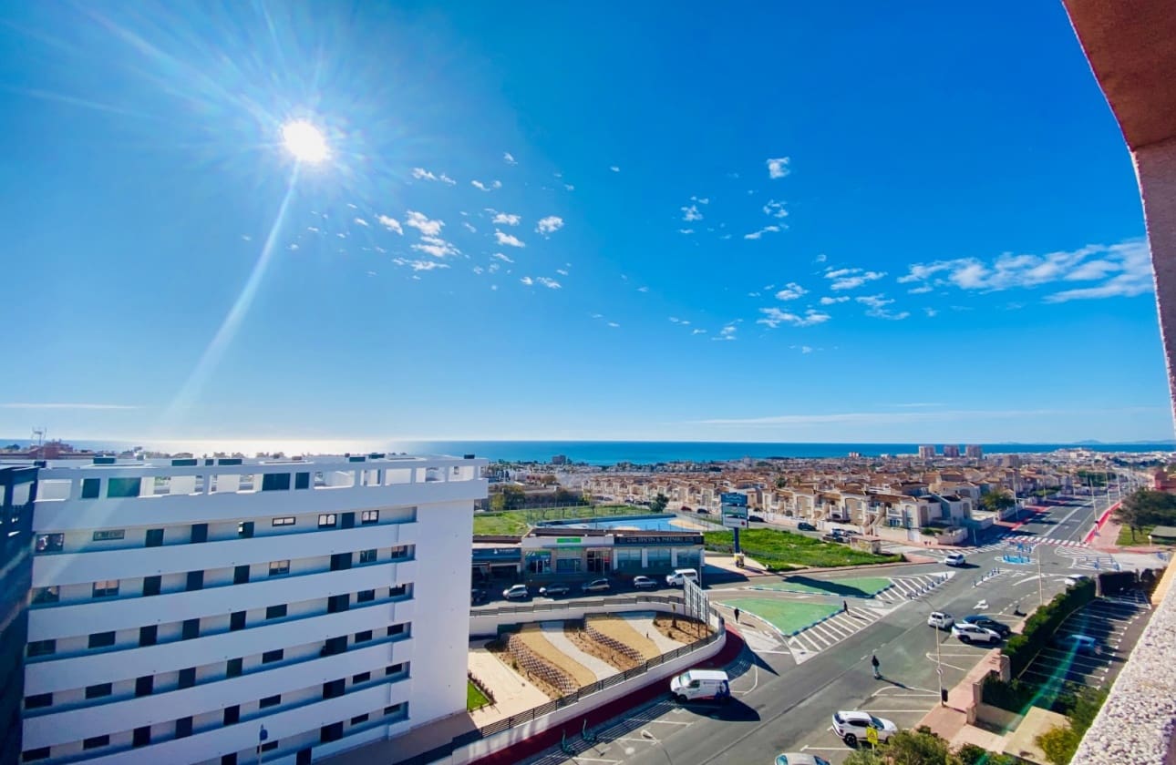 2 slaapkamer Strandappartement te koop in Torrevieja met zwembad - € 169.900 (Ref: 9693226)