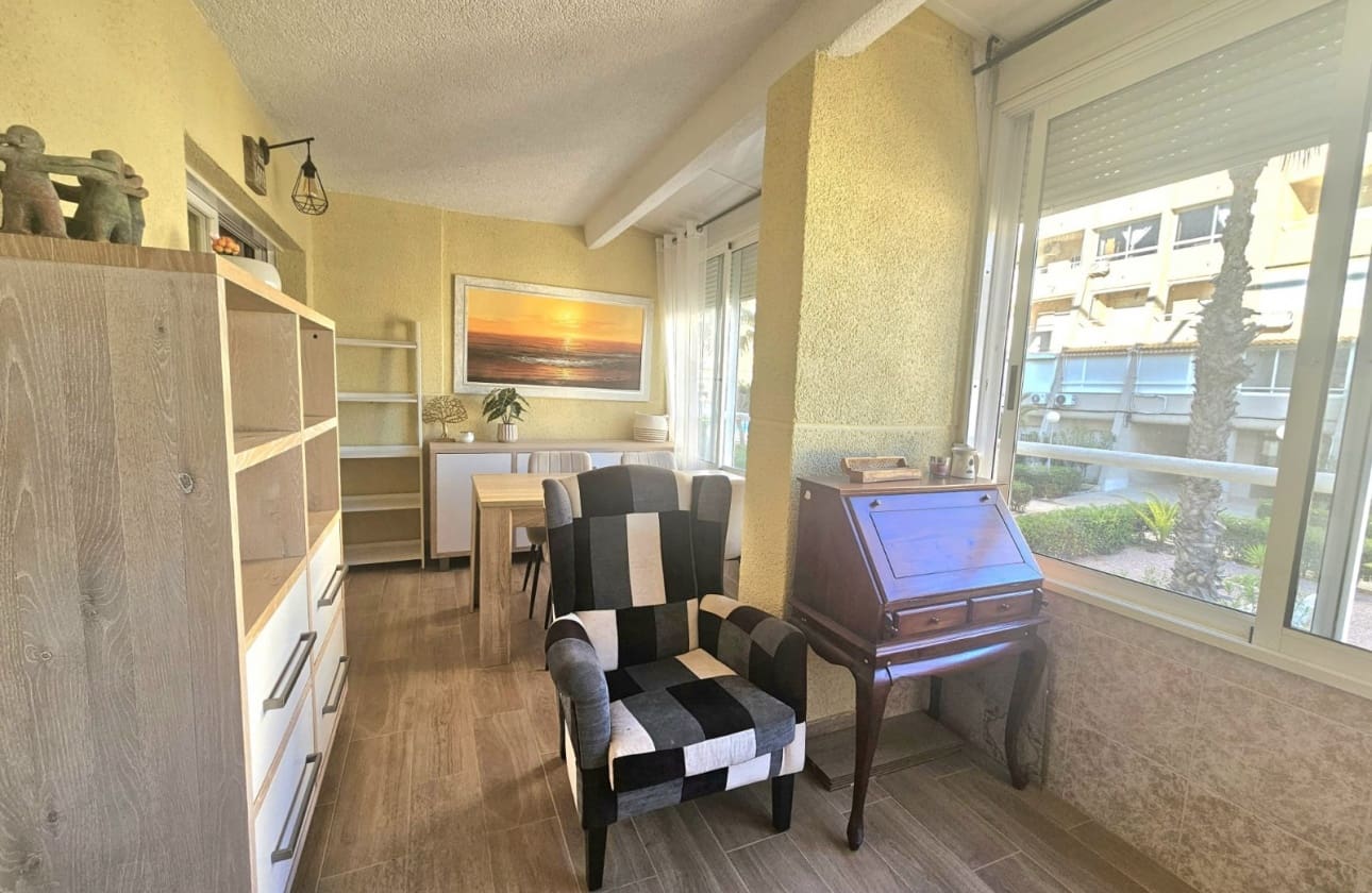 2 slaapkamer Strandappartement te koop in Torrevieja met zwembad - € 169.900 (Ref: 9693226)