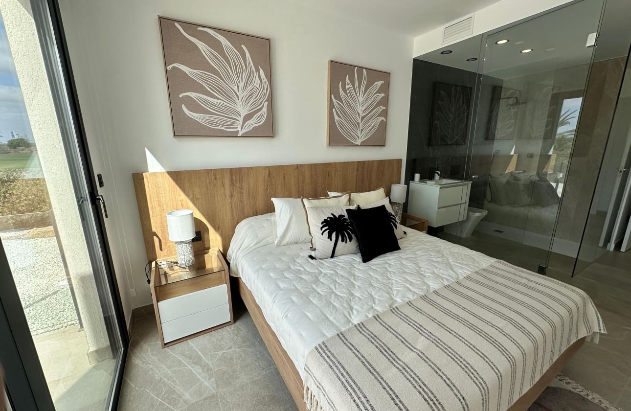 3 makuuhuone Bungalow myytävänä paikassa Los Alcazares mukana uima-altaan 
autotalli - 409 000 € (Ref: 9740158)