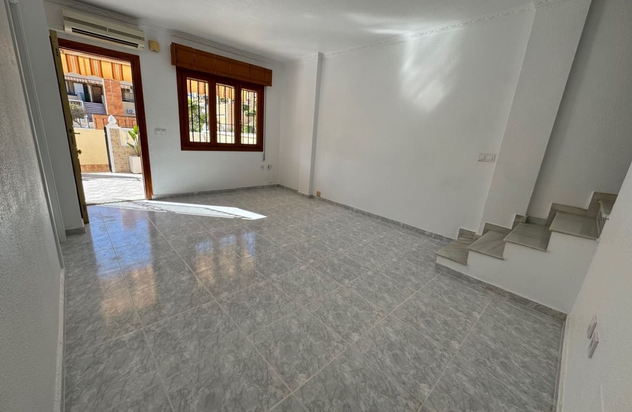 3 soverom Hus til salgs i Torrevieja med svømmebasseng - € 199 900 (Ref: 9742173)