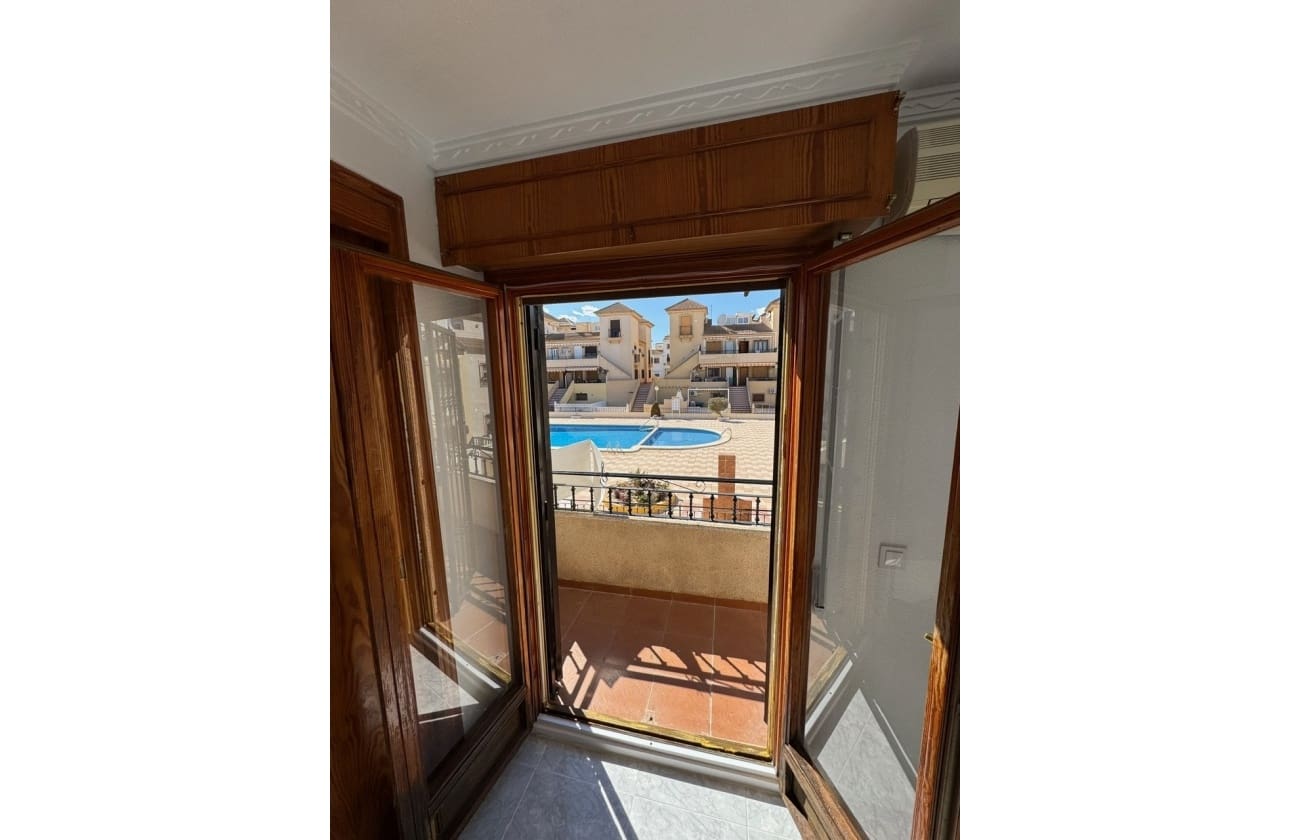 3 soverom Hus til salgs i Torrevieja med svømmebasseng - € 199 900 (Ref: 9742173)