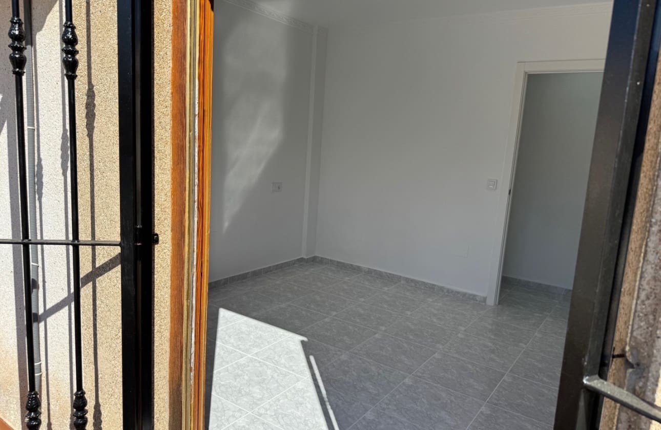 3 soverom Hus til salgs i Torrevieja med svømmebasseng - € 199 900 (Ref: 9742173)
