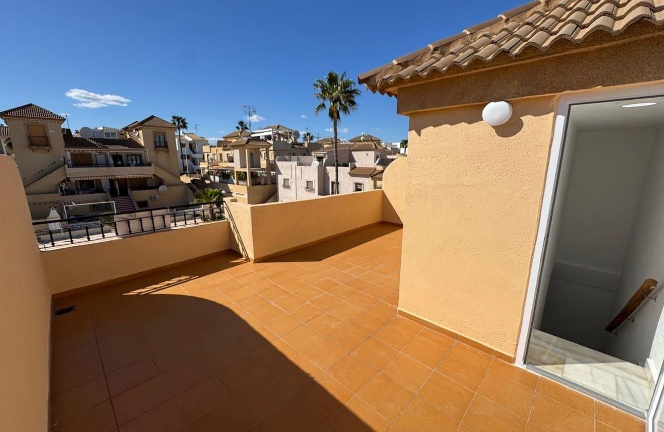 3 soverom Hus til salgs i Torrevieja med svømmebasseng - € 199 900 (Ref: 9742173)