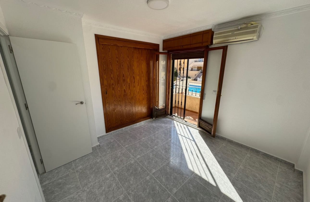 3 soverom Hus til salgs i Torrevieja med svømmebasseng - € 199 900 (Ref: 9742173)