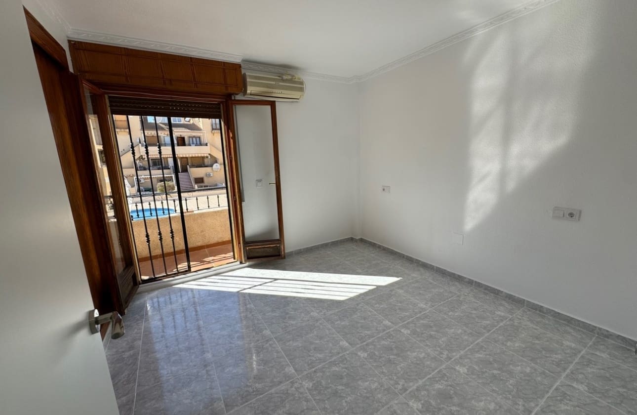 3 soverom Hus til salgs i Torrevieja med svømmebasseng - € 199 900 (Ref: 9742173)