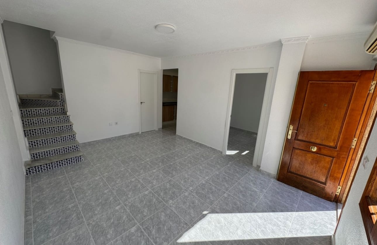 3 soverom Hus til salgs i Torrevieja med svømmebasseng - € 199 900 (Ref: 9742173)