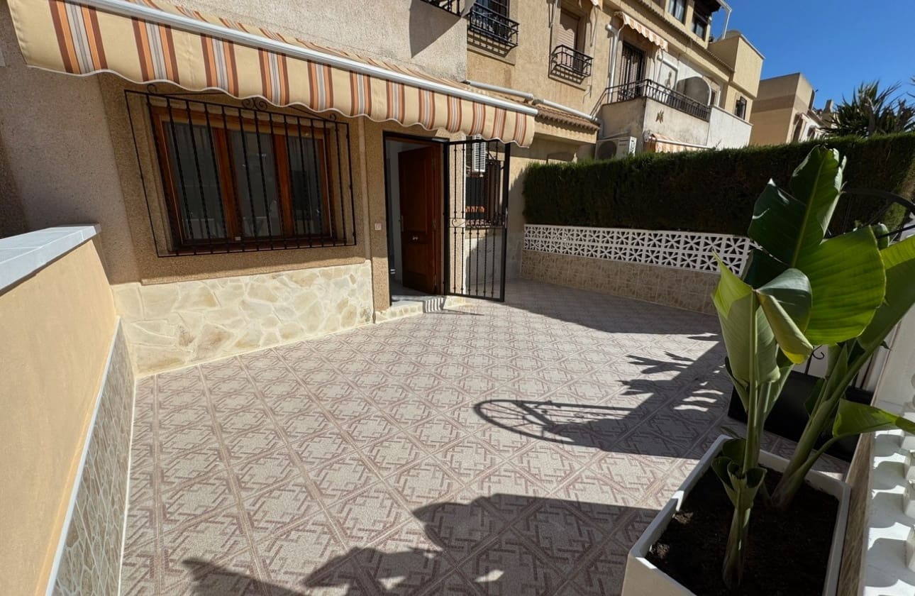 3 soverom Hus til salgs i Torrevieja med svømmebasseng - € 199 900 (Ref: 9742173)