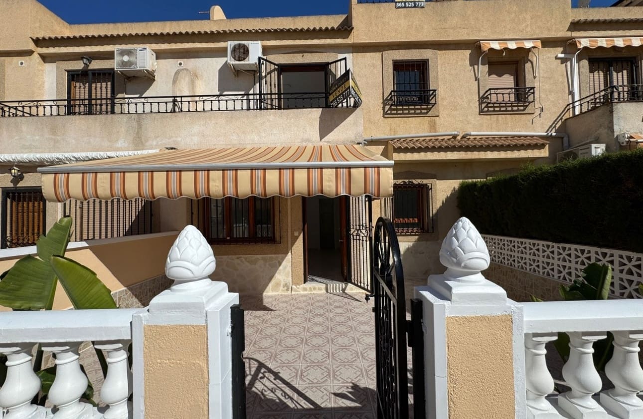 3 soverom Hus til salgs i Torrevieja med svømmebasseng - € 199 900 (Ref: 9742173)