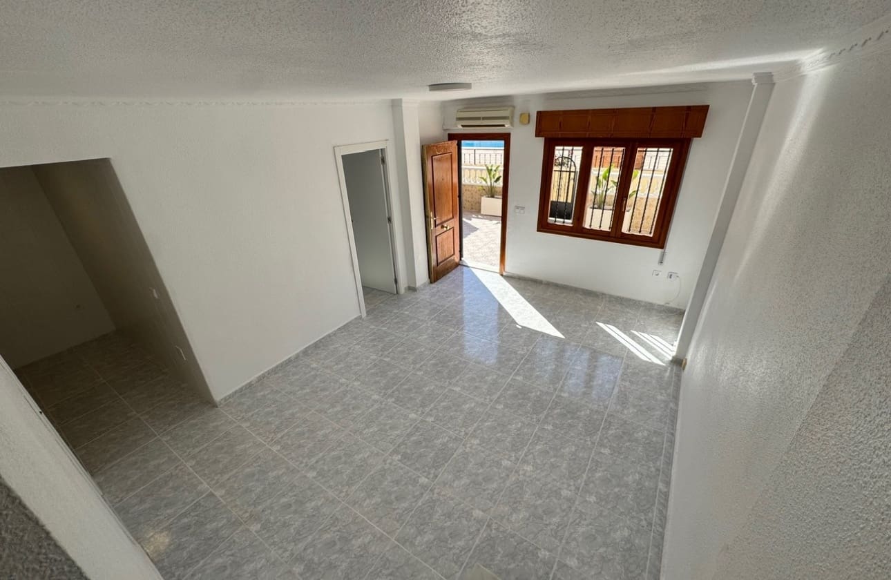 3 soverom Hus til salgs i Torrevieja med svømmebasseng - € 199 900 (Ref: 9742173)