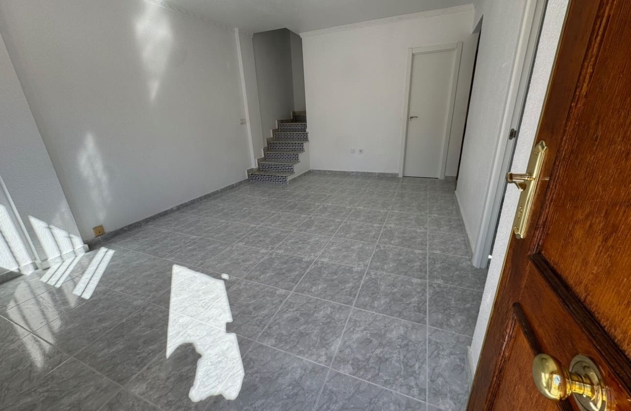 3 soverom Hus til salgs i Torrevieja med svømmebasseng - € 199 900 (Ref: 9742173)
