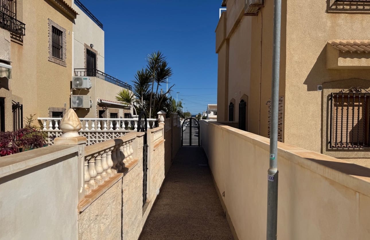 3 soverom Hus til salgs i Torrevieja med svømmebasseng - € 199 900 (Ref: 9742173)