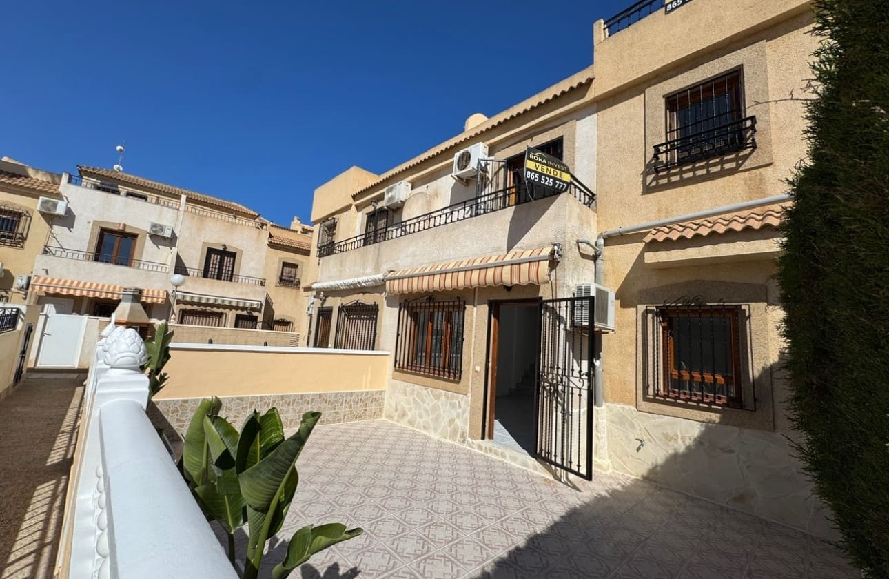 3 soverom Hus til salgs i Torrevieja med svømmebasseng - € 199 900 (Ref: 9742173)