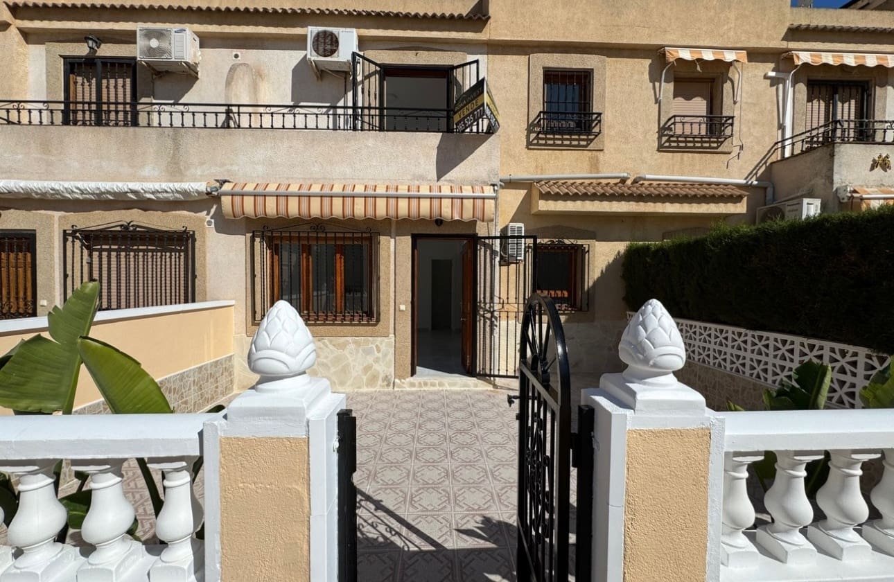 3 soverom Hus til salgs i Torrevieja med svømmebasseng - € 199 900 (Ref: 9742173)