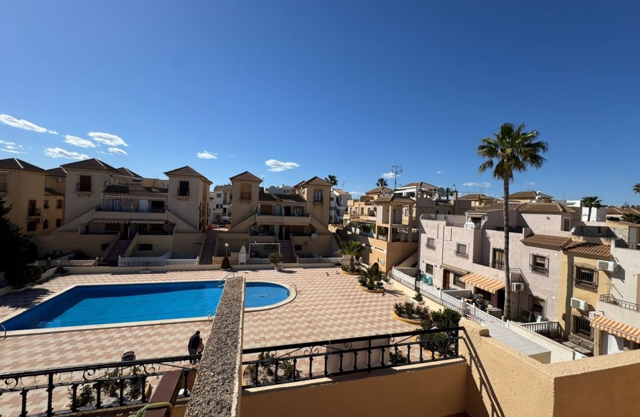 3 soverom Hus til salgs i Torrevieja med svømmebasseng - € 199 900 (Ref: 9742173)