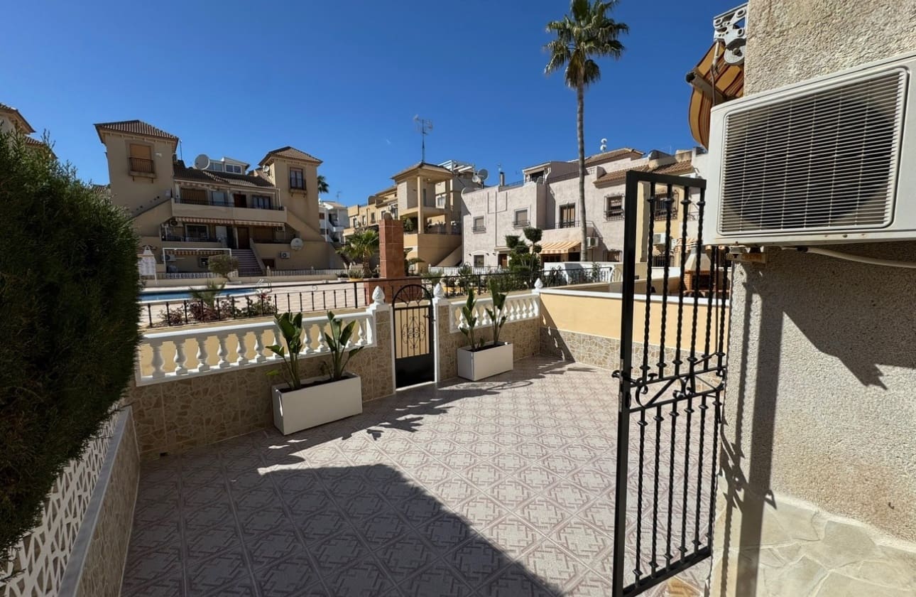 3 soverom Hus til salgs i Torrevieja med svømmebasseng - € 199 900 (Ref: 9742173)