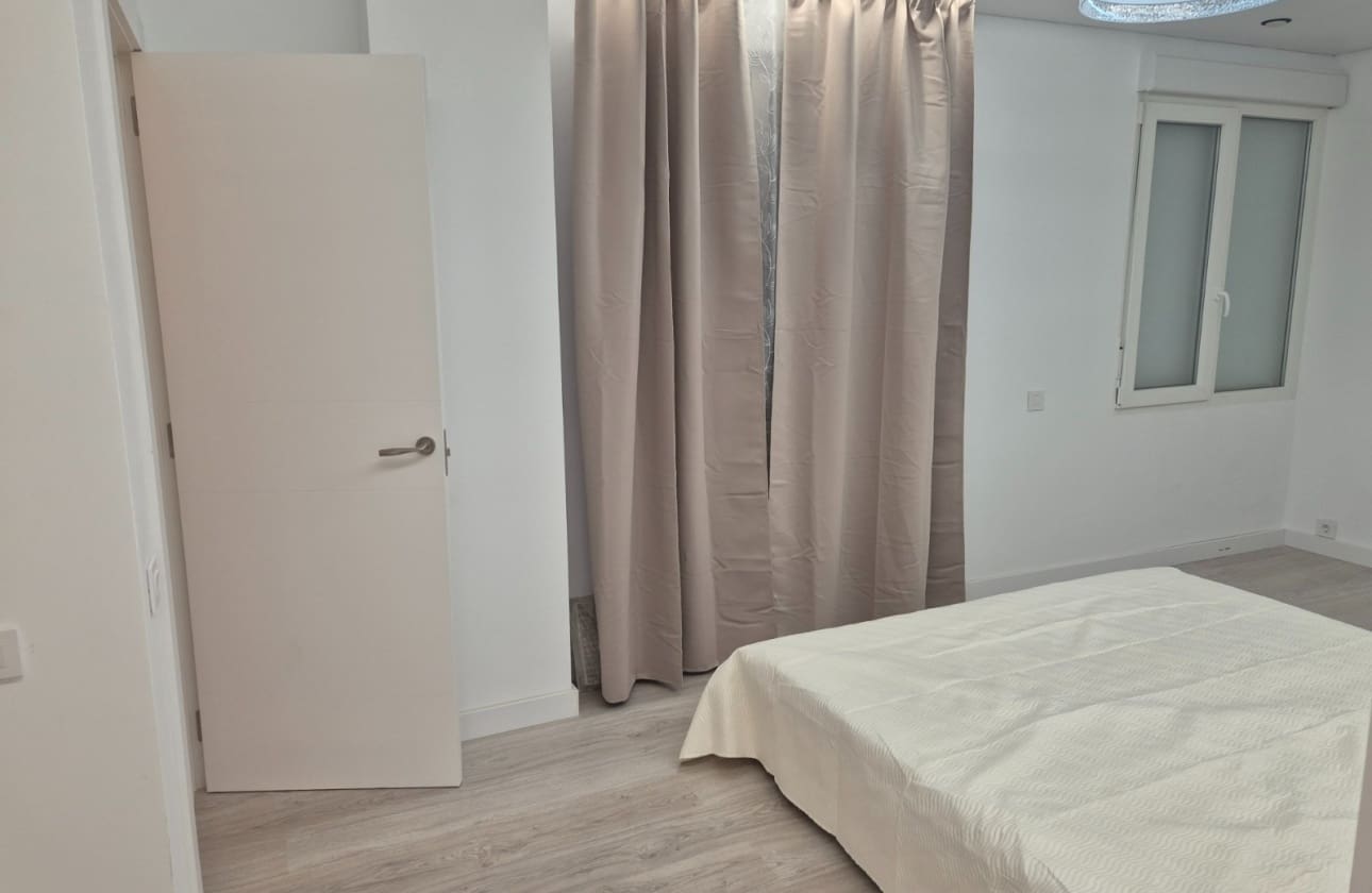 2 Zimmer Strandapartment zu verkaufen in Torrevieja mit Garage - 254.000 € (Ref: 9761429)
