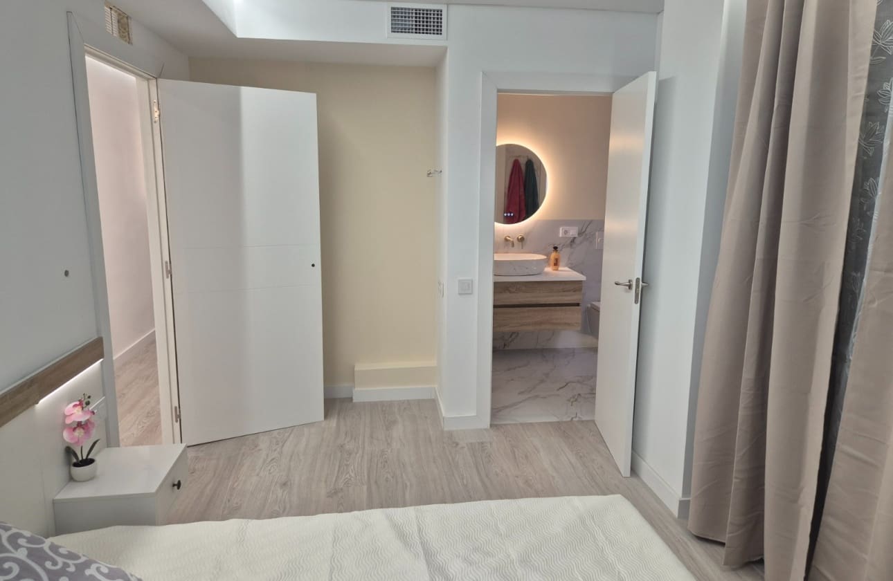 2 Zimmer Strandapartment zu verkaufen in Torrevieja mit Garage - 254.000 € (Ref: 9761429)
