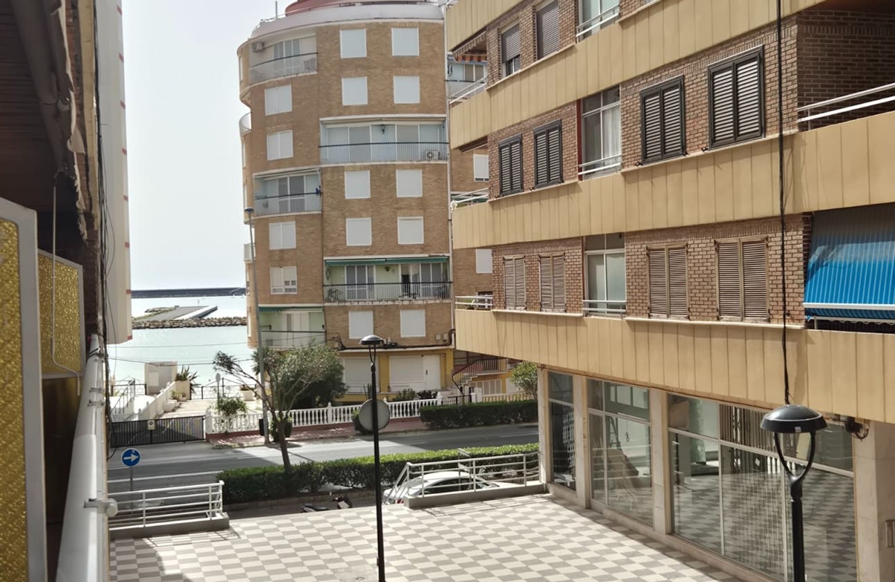 2 Zimmer Strandapartment zu verkaufen in Torrevieja mit Garage - 254.000 € (Ref: 9761429)