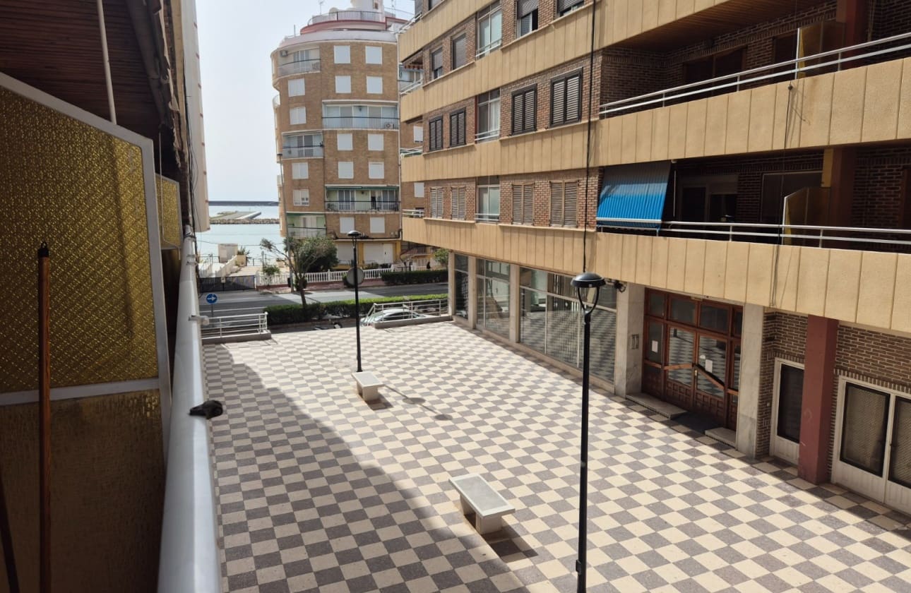 2 Zimmer Strandapartment zu verkaufen in Torrevieja mit Garage - 254.000 € (Ref: 9761429)