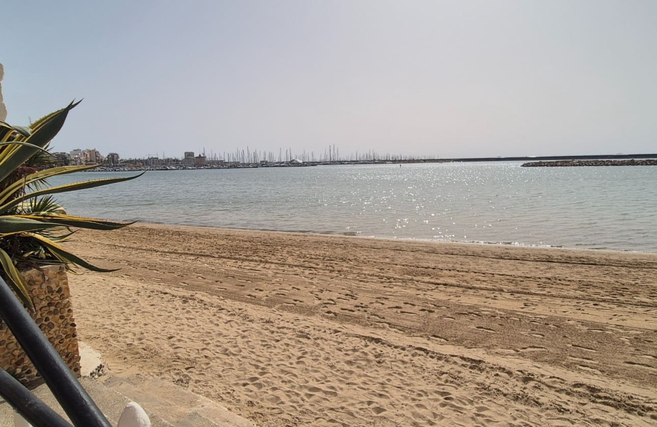 2 Zimmer Strandapartment zu verkaufen in Torrevieja mit Garage - 254.000 € (Ref: 9761429)