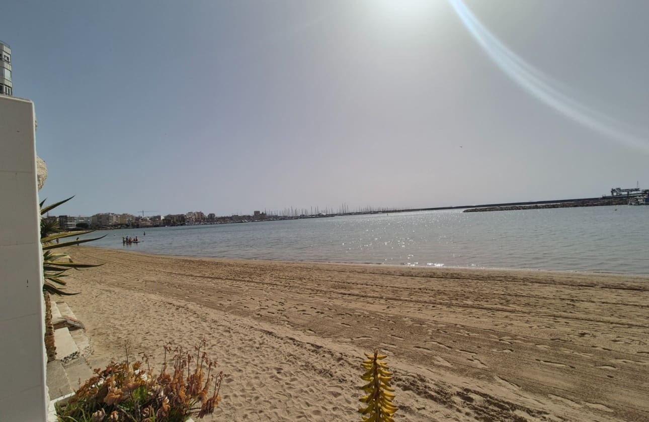 2 Zimmer Strandapartment zu verkaufen in Torrevieja mit Garage - 254.000 € (Ref: 9761429)